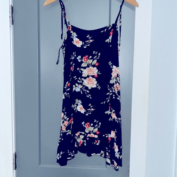 Dresses & Skirts - 👗😎Cute Floral Dress👗😎